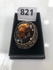AN ANTIQUE BROOCH SET WITH A LARGE ORANGE STONE, BOXED (DELIVERY ONLY)