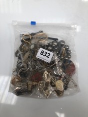 A BAG OF ASSORTED VINTAGE JEWELLERY AND BADGES (DELIVERY ONLY)