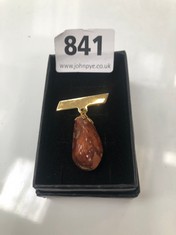 A PENDANT BROOCH WITH A POLISHED SEMI PRECIOUS STONE, BOXED (DELIVERY ONLY)