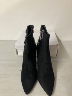 PAIR OF BLACK ANKLE BOOTS SIZE 5