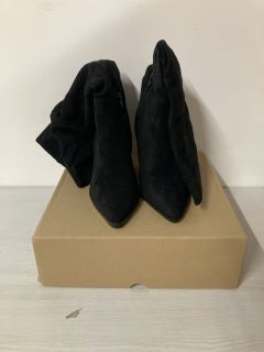 BLACK KNEE HIGH BOOTS SIZE 4