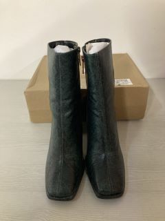 GREEN ANKLE BOOTS SIZE 6E