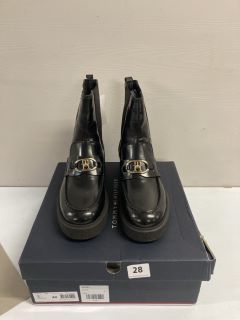 PAIR OF TOMMY HILFIGER LOAFER BOOTS IN BLACK - SIZE 40