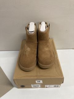 PAIR OF UGG WOMEN'S CLASSIC MINI BAILEY BOOTS - SIZE UK 6