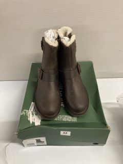PAIR OF BARBOUR FOOTWEAR BOOTS IN BROWN - SIZE 8