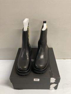 PAIR OF VERSACE JEANS COUTURE BOOTS IN BLACK - SIZE UK 4