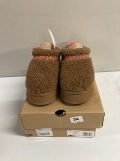 PAIR OF UGG WOMEN'S TAZZ BRAID SHOES IN BROWN - SIZE UK 5