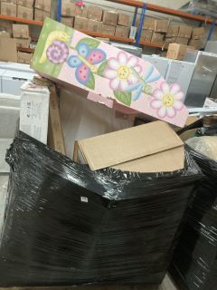 PALLET OF ASSORTED ITEMS INC MICROWAVE OVEN