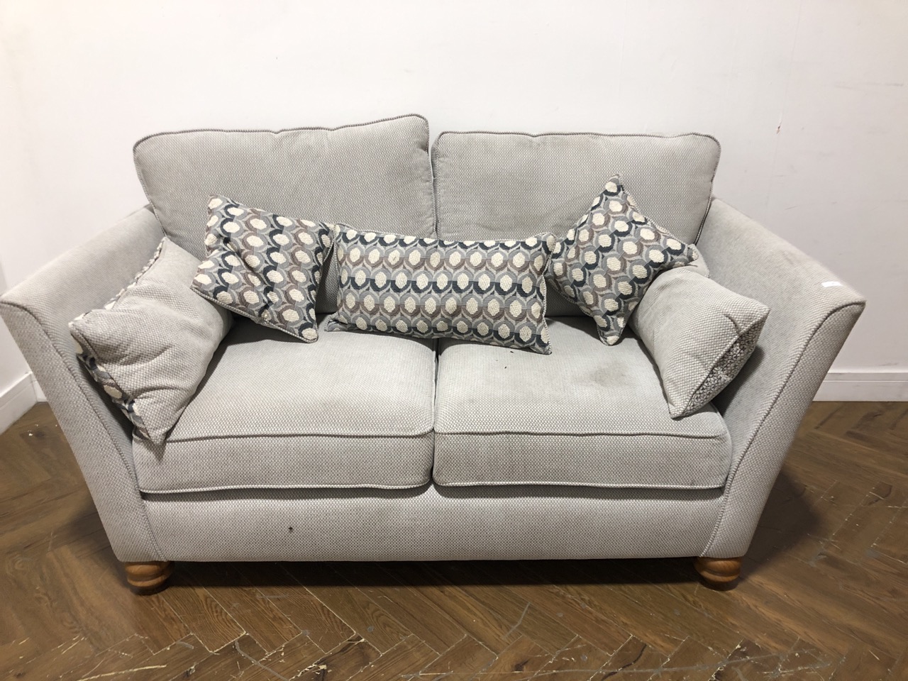 John Pye Auctions OAK FURNITURE LAND GAINSBOROUGH 2 SEATER SOFA IN