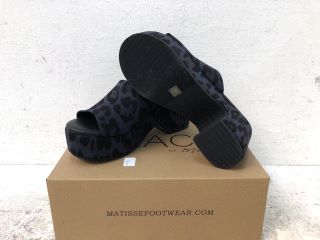 4X FOOTWEAR T6O INCLUDE BEACH BY MATISSE HEELED PLATFORM SANDALS IN BLACK SIZE 7 - RRP £300
