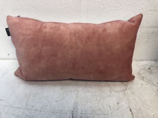 7X RECTANGULAR CUSHIONS IN VARIOUS DIFFERENT  COLOURS - RRP £245