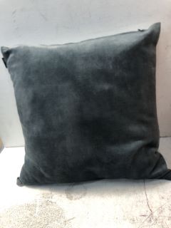 5X CUSHIONS IN VARIOUS DIFFERENT COLOURS - RRP £250