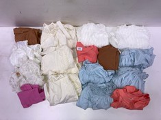 16 X WOMEN'S CLOTHING VARIOUS MODELS AND SIZES INCLUDING WHITE DRESS SIZE M P.V.P 1.028€ - LOCATION 16C.