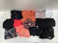 15 X WOMEN'S CLOTHING VARIOUS MODELS AND SIZES INCLUDING BLACK DRESS WITH FLORAL PRINT SIZE XS P.V.P 1.300€ - LOCATION 12C.
