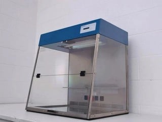 VWR PCR WORKSTATION WITH UV AIR RECIRCULATION  APPROX RRP £2,530 S/N 31101-02G00606