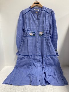 HOPE & IVY THE MELISSA HIGH NECK FRONT BUTTON EMBROIDERED MIDI DRESS IN BLUE UK SIZE 10: LOCATION - J7