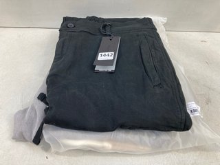 MENS FADED STORE JEANS IN BLACK - UK SIZE: XL TO INCLUDE FADED STORE CARPENTER JEANS IN WASHED GREY - UK SIZE: 32: LOCATION - E1