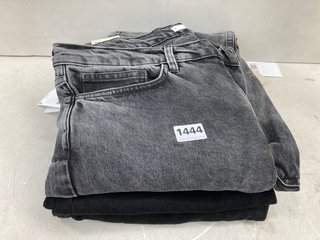3 X ASSORTED MENS JEANS TO INCLUDE MNG MAN BEN JEANS IN WASHED GREY - UK SIZE: 34: LOCATION - E1