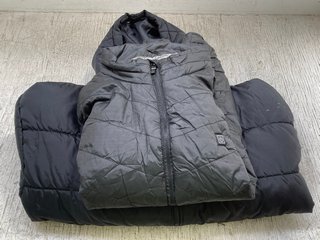 2 X ASSORTED MENS CLOTHING ITEMS TO INCLUDE NIKE HOODED JACKET IN BLACK UK SIZE XL: LOCATION - J20