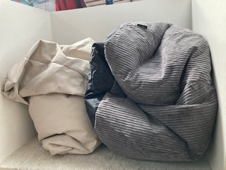 2 X ASSORTED ITEMS TO INCLUDE BEAN BAG POUFFE IN BEIGE: LOCATION - J22