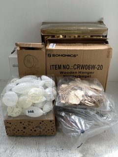 QTY OF ASSORTED ITEMS TO INCLUDE DESK COOLER FAN & CREAM/WHITE CHRISTMAS DECORATIONS: LOCATION - I16