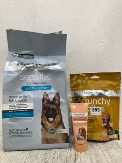 3X ASSORTED PET FOOD ITEMS TO INCLUDE ARDEN GRANGE CRUNCHY BITES DUCK DOG TREATS BBE: JULY 2024: LOCATION - I7