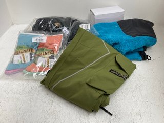 QTY OF ASSORTED WOMENS CLOTHING TO INCLUDE NORTH FACE FLEECE IN LIGHT BLUE UK SIZE M: LOCATION - J3
