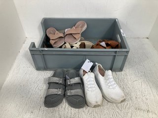QTY OF ASSORTED SHOES TO INCLUDE PAIR OF SKECHERS LUXE FOAM SANDALS IN SILVER - UK SIZE: 5: LOCATION - WA3