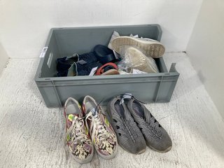 QTY OF ASSORTED SHOES TO INCLUDE MODA SNAKE PRINT TRAINERS - UK SIZE: 7: LOCATION - WA3
