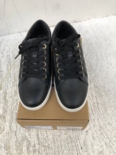 DUNE LONDON BLACK LEATHER QUILTED TRAINERS - SIZE UK6: LOCATION - D9
