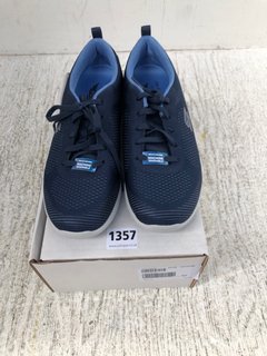 SKECHERS ESCAPE LACE TRAINERS IN NAVY - SIZE UK7: LOCATION - D9