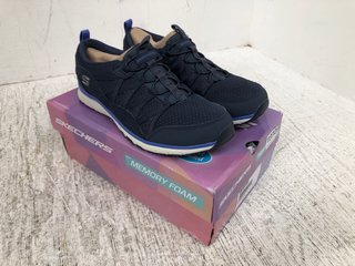 SKECHERS GRATIS BNG TRAINERS IN NAVY - SIZE UK5.5: LOCATION - D10