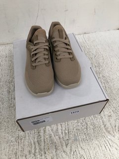 SKECHERS MENS LATTIM TRAINERS IN TAUPE - SIZE UK9: LOCATION - D10