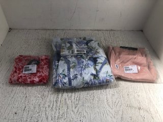 3 X ASSORTED WOMENS CLOTHING IN VARIOUS SIZES TO INCLUDE KIM & CO WELLNESS TROUSERS IN ANTIQUE ROSE - SIZE SMALL: LOCATION - D11