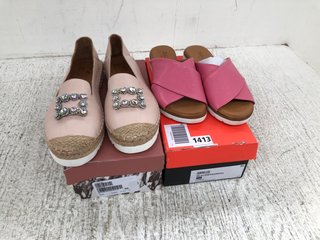 2 X ASSORTED WOMENS FOOTWEAR IN SIZE UK6 TO INCLUDE RUTH LANGSFORD FLAT SLIDER SANDALS IN PINK: LOCATION - D12