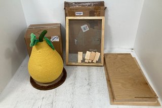 3 X ASSORTED PET ITEMS TO INCLUDE PEAR SHAPED CAT SCRATCHING POST: LOCATION - WA7