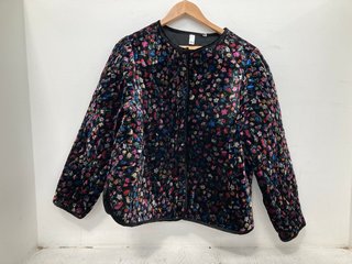 WOMENS AND/OR SABRINA PRINT JACKET IN BLACK MULTI-FLORAL PATTERN - UK SIZE: XL - RRP: £99.00: LOCATION - WA10