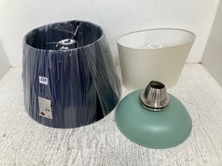 3 X ASSORTED JOHN LEWIS & PARTNERS LIGHTING ITEMS TO INCLUDE VELVET 45CM LAMPSHADE IN NAVY: LOCATION - A17