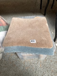 LOAF.COM 2 X CARPET SAMPLES IN NATURAL/GREY TO ALSO INCLUDE BOX OF ASSORTED FURNITURE WOODEN LEGS IN VARIOUS SIZES: LOCATION - D8