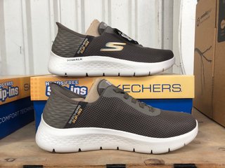 SKECHERS GO WALK FLEX HANDS UP MENS TRAINERS IN BROWN SIZE: 8: LOCATION - A13