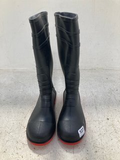 SAFETY WELLIES IN BLACK/RED SIZE: 9: LOCATION - D3