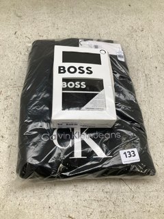 CALVIN KLEIN JEANS JUMPER IN BLACK SIZE: 2XL TO INCLUDE HUGO BOSS CREW NECK T-SHIRT IN BLACK SIZE: M: LOCATION - D3