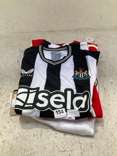 3 X ASSORTED MENS SPORT T-SHIRTS TO INCLUDE CASTOR NEWCASTLE UNITED SHIRT IN STRIPED BLACK/WHITE SIZE: L: LOCATION - D4
