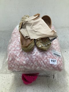 QTY OF ASSORTED WOMENS CLOTHING TO INCLUDE LOUNGEABLE WAFFLE LOUNGE SET IN LIGHT PINK SIZE: S: LOCATION - D4