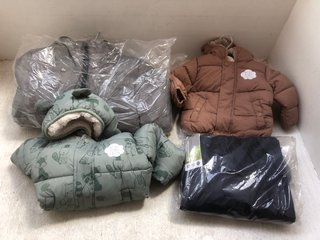4X ASSORTED KIDS CLOTHING TO INCLUDE ANIMAL PRINT PUFFER JACKET IN GREEN SIZE 12-18 MONTHS: LOCATION - A2