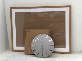 2 X ASSORTED JOHN LEWIS & PARTNERS HOUSEHOLD ITEMS TO INCLUDE LARGE WOODEN WALL HANGING FRAME IN LIGHT BROWN: LOCATION - D6