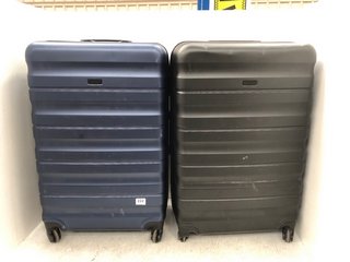 2 X MEDIUM SIZED JOHN LEWIS & PARTNERS HARD SHELL TRAVEL SUITCASES IN NAVY AND BLACK: LOCATION - D7