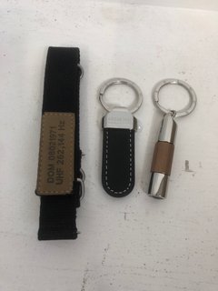 BREMONT CHRONOMETERS FABRIC REPLACEMENT WATCH STRAP TO INCLUDE SET OF 2 ASSORTED KEY CHAINS IN BLACK/STAINLESS STEEL RRP - £155: LOCATION - WHITE BOOTH