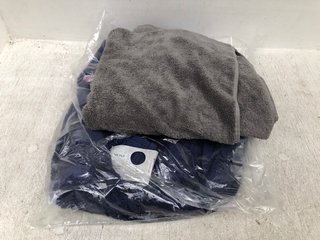 2 X ASSORTED JOHN LEWIS & PARTNERS BATHROOM ITEMS TO INCLUDE DEEP PILE BATH MAT IN NAVY: LOCATION - C17