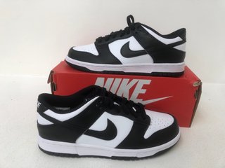 NIKE DUNK LOW LACE UP TRAINERS IN BLACK/WHITE SIZE: 6: LOCATION - WHITE BOOTH